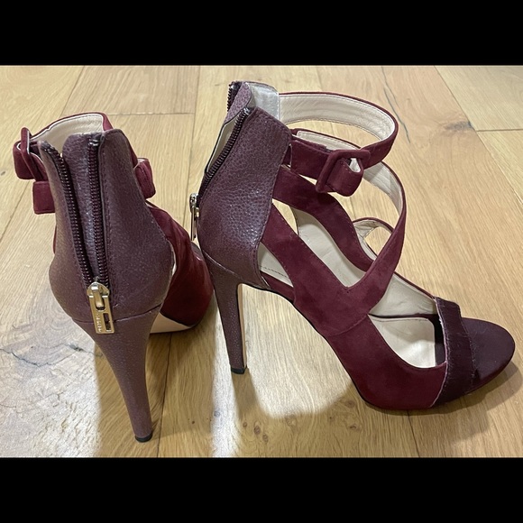 Calvin Klein - Picture 1 of 2